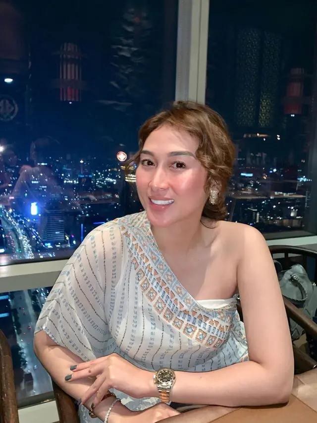 Potret Shella Pedangdut yang Jadi Asisten Pribadi Hotman Paris
