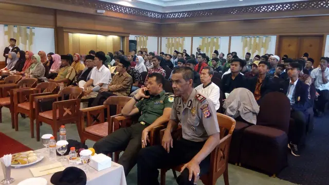 Sekitar 200 peserta diskusi Pancasila dan Khilafah tengah mendengarkan pemaparan bahan yang disampaikan pemateri di Garut