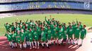 Delapan pemain terbaik MILO Football Championship 2018 yang mendapatkan kesempatan berlatih berpose bersama puluhan anak lainnya dari seluruh dunia di dalam stadion Nou Camp, Barcelona, Spanyol. (Liputan6.com/Rizky)