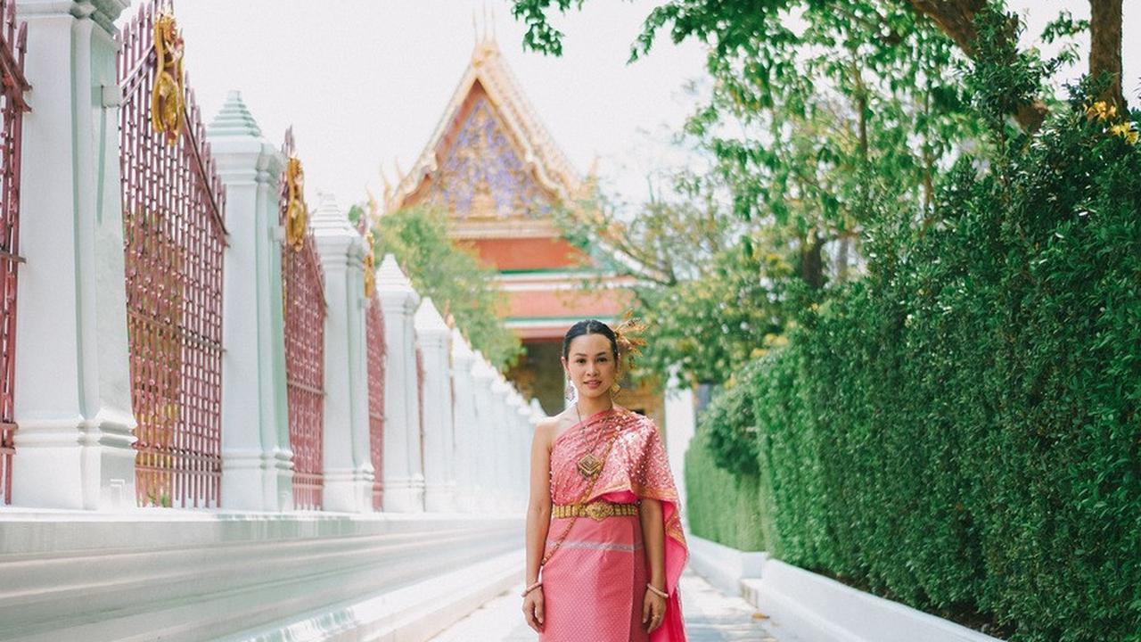 Irfan Wahyudi, yang sudah seperti fotografer lokal, turut mengabadikan potret Andien di berbagai lokasi indah di sana.<br><br>