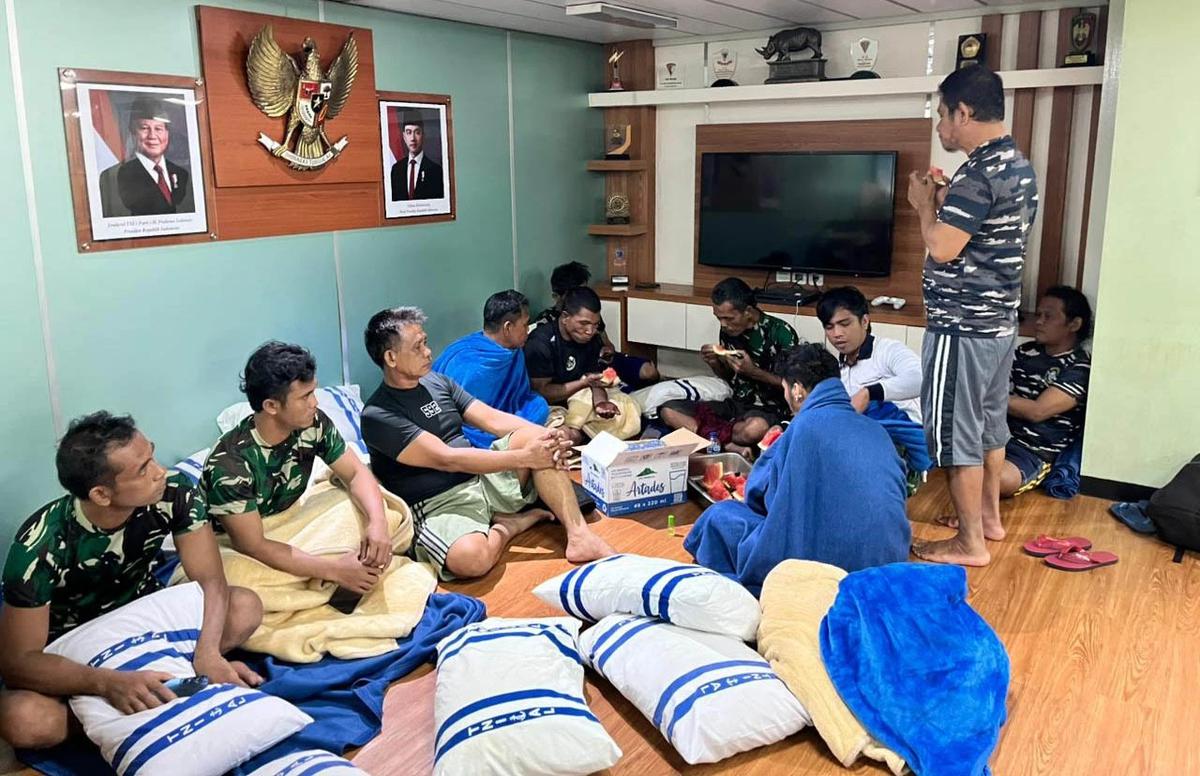 FOTO: Momen Dramatis KRI Banjarmasin Selamatkan ABK di Tengah Cuaca Buruk