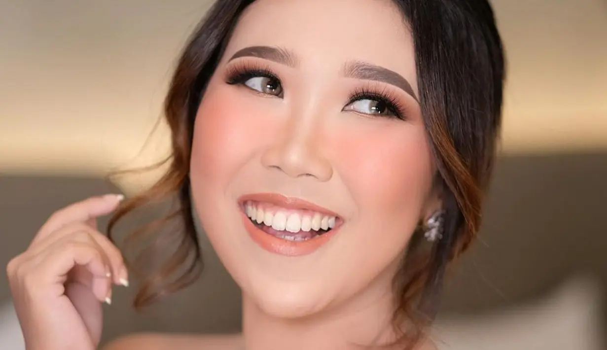 Selain aksinya yang humoris, penampilan Kiky sering menarik perhatian publik. Apalagi ketika ia berpenampilan dengan makeup tebal yang bikin pangling. (Liputan6.com/IG/@kikysaputrii)