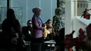 Istri Bupati Bogor, Eli Halimah (berbaju ungu, tengah) berada di lobi gedung KPK, Jakarta, Jumat (9/5/2014) (Liputan6.com/Johan Tallo)