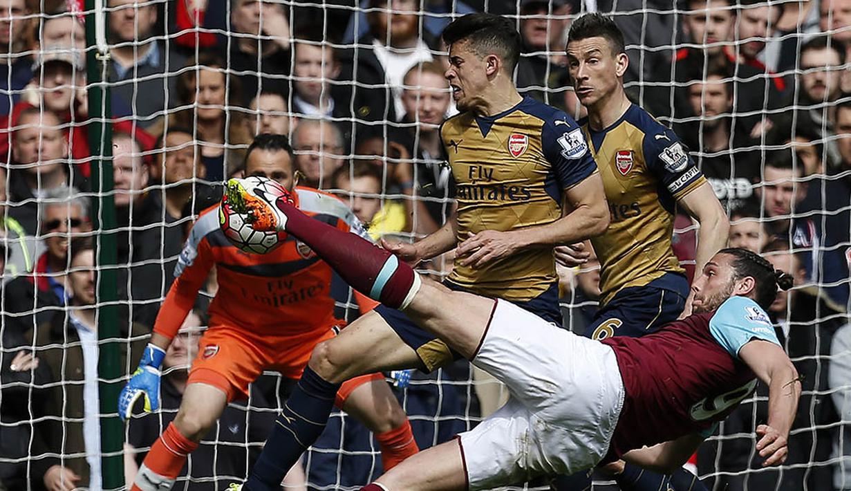 6. Pemain West Ham, Andy Carroll, melakukan tendangan salto ke gawang Arsenal pada laga Liga Premier Inggris di Stadion Boleyn Ground, London, Sabtu (9/4/2016). Kedua tim bermain imbang 3-3. (AFP/Ian Kington)