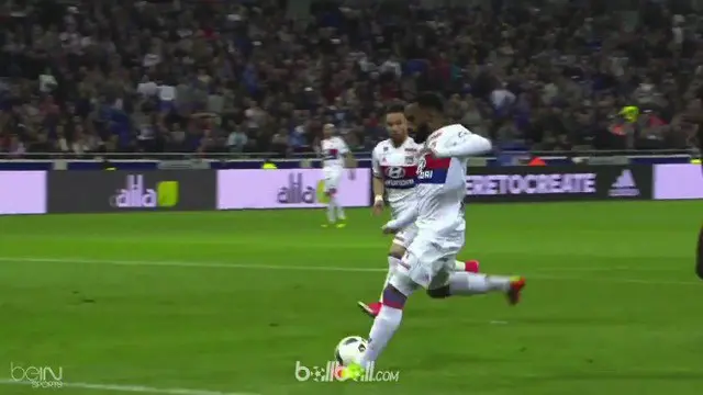 Berita video Lyon vs Nice yang berakhir dengan skor 3-3 di mana Alexandre Lacazette cetak hat-trick. This video presented by Ballball.