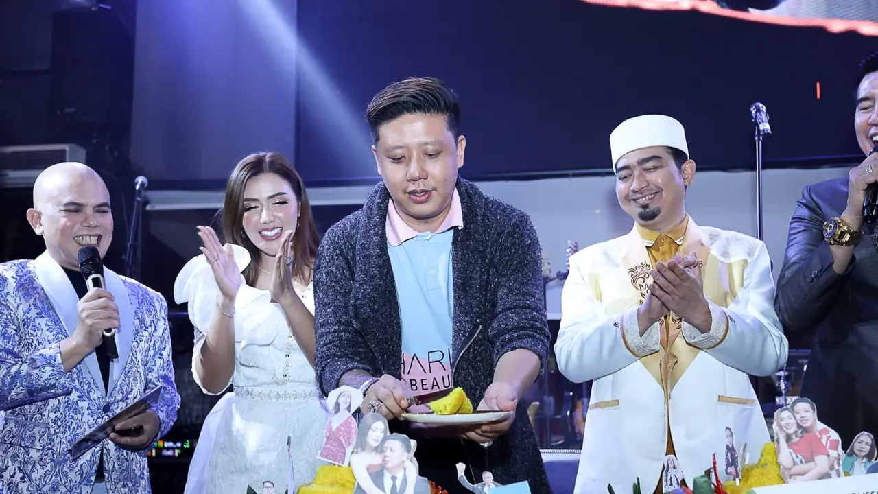 Rey Utami membagikan puluhan unit mobil kepada mitra-mitra Kharites Beauty