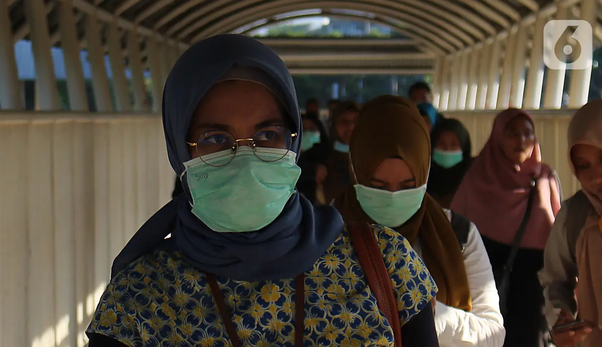Warga beraktivitas menggunakan masker di kawasan Stasiun Palmerah, Jakarta, Sealasa (3/3/2020). Presiden Joko Widodo atau Jokowi mengimbau warga waspada terhadap virus corona atau COVID-19 dengan hidup higienis serta menjaga imunitas tubuh. (Liputan6.com/Johan Tallo)