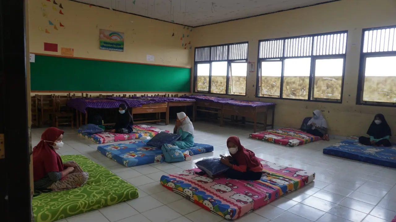 Puluhan siswa di Purbalingga menjalani isolasi terpusat karena positif Covid-19. (Foto: Liputan6.com/Rudal Afgani)