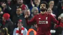 Gelandang Liverpool, Mohammed Salah, merayakan gol yang dicetaknya ke gawang Napoli pada laga Liga Champions di Stadion Anfield, Liverpool, Selasa (11/12). Liverpool menang 1-0 atas Napoli. (AFP/Paul Ellis)
