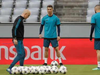 Pemain Real Madrid, Cristiano Ronaldo (dua kiri) pemanasan saat sesi latihan di Munich, Jerman, Selasa (24/4). Real Madrid akan dijamu Bayern Munchen pada leg pertama semifinal Liga Champions. (AP Photo/Matthias Schrader)