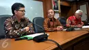 Sekjen Kementrian LHK Bambang Hendroyono (Tengah) menggelar konferensi pers terkait pembakaran hutan di Riau, Jakarta, Selasa (22/9/2015). Kemen LHK mencabut izin operasi empat perusahaan yang terbukti melakukan pembakaran. (Liputan6.com/Johan Tallo) 