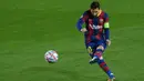 2. Jumlah Gol. Lionel Messi unggul dengan mencetak 28 gol bersama Barcelona, sedangkan Cristiano Ronaldo baru membukukan 25 gol bersama Manchester United, Real Madrid dan Juventus. (AFP/Lluis Gene)