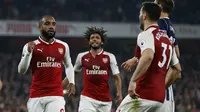 Pemain Arsenal, Alexandre Lacazette (kiri) merayakan gol bersama rekan-rekannya saat melawan West Bromwich lanjutan Premier League di Emirates stadium, London (25/9/2017). Arsenal menang 2-0. (AFP/Ian Kington)