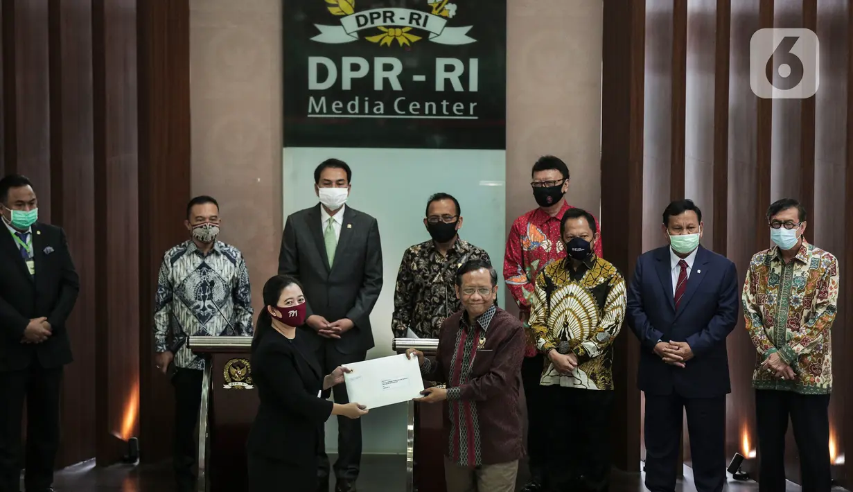 Ketua DPR Puan Maharani menerima dokumen dari Menko Polhukam Mahfud MD di Kompleks Parlemen, Jakarta, Kamis (16/7/2020). Pemerintah menyerahkan surat presiden dan daftar inventaris masalah RUU Badan Pembina Ideologi Pancasila (BPIP) kepada pimpinan DPR. (Liputan6.com/Johan Tallo)