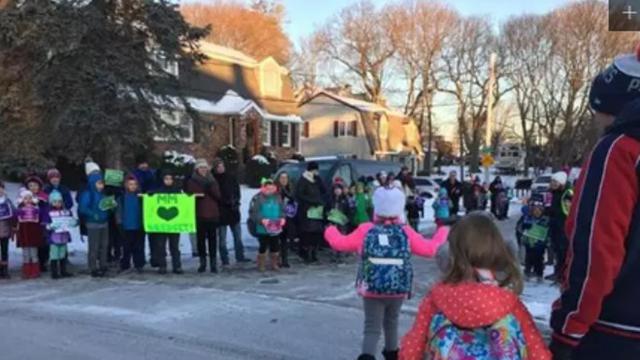Setidaknya ada ratusan orang yang membawa papan bertuliskan selamat kembali ke sekolah untuk gadis kecil ini. (Foto: Megan Kelley/Today.com)