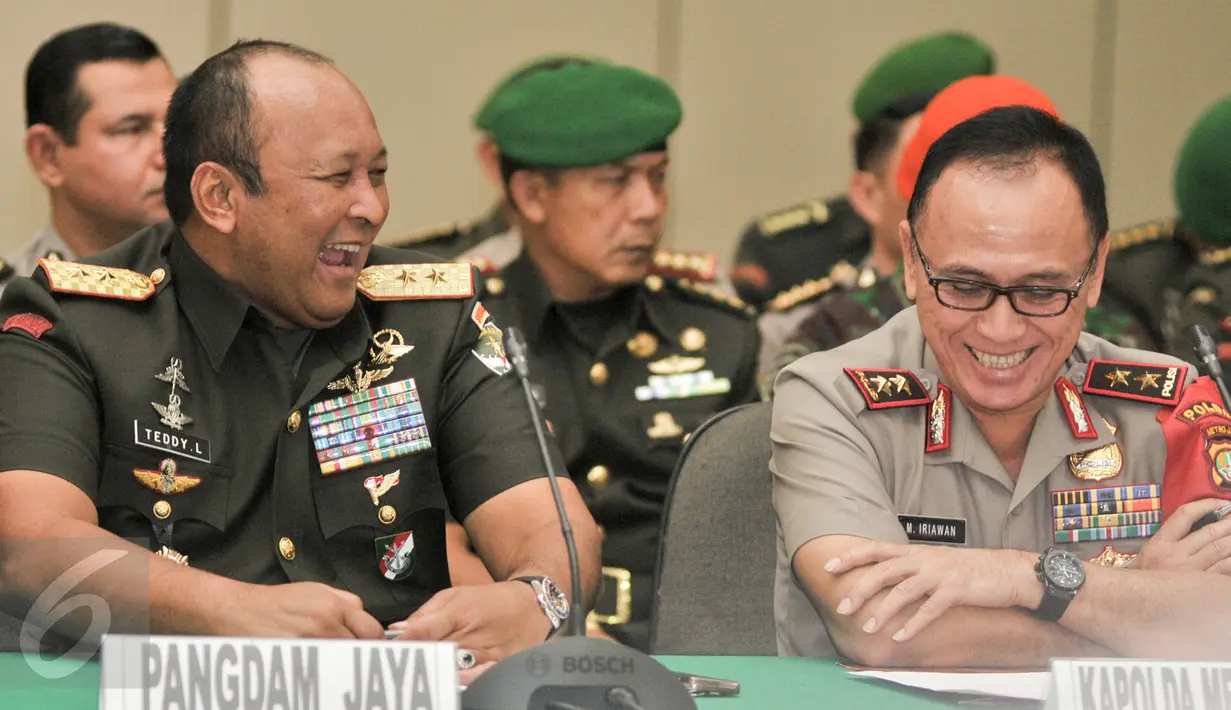Pangdam Jaya Mayjen Teddy Lhaksmana bersama Kapolda Metro Jaya Irjen M Iriawan berbincang disela konferensi pers terkait pengamanan pelaksanaan Pemilihan Kepala Daerah (Pilkada)  DKI 2017, di Makodam Jaya, Senin (13/2). (Liputan6.com/Yoppy Renato)