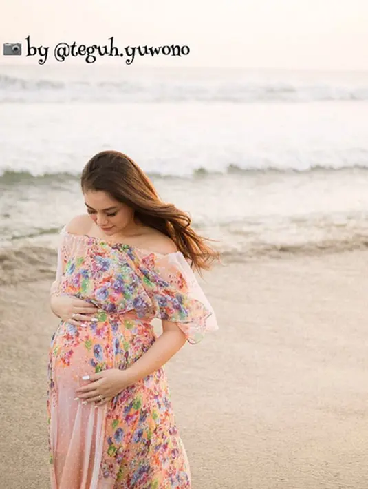 Bukan hanya soal pernak-pernik, diakui Celine saat ditemui di kawasan Kelapa Dua, Kebon Jeruk, Jakarta Barat, Selasa (19/9), yang utama adalah persiapan menjadi orang tua.  (Instagram/celineevangelista)