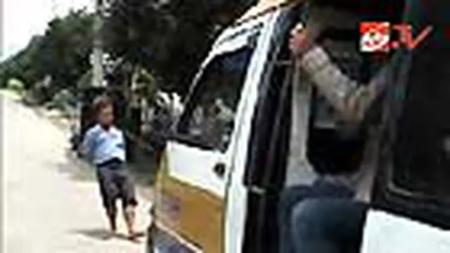Tarik Bus Berpenumpang Belasan Orang dengan Gigi