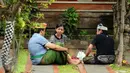 Umat Hindu berbincang-bincang saat perayaan Nyepi di Pura Aditya Jaya, Rawamangun, Jakarta, Selasa (28/3). Pura Aditya Jaya menjadi tempat perayaan Nyepi umat Hindu di Jakarta (Liputan6.com/Helmi Fithriansyah)