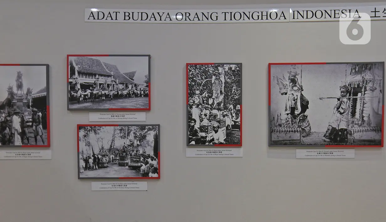Sejumlah foto adat budaya orang Tionghoa Indonesia terlihat di Museum Tionghoa  Hakka Indonesia, Taman Mini Indonesia Indah, Jakarta, Selasa (21/1/2020). Museum tersebut menampilkan sejarah kedatangan dan percampuran budaya orang Tionghoa di kepulauan Nusatara. (Liputan6.com/Herman Zakharia)
