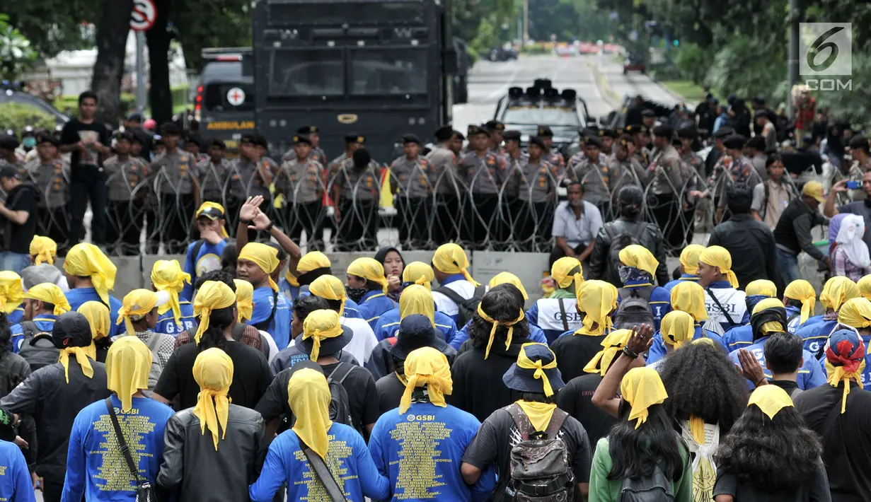 Polisi memblokade jalan saat peserta aksi dari sejumlah elemen buruh memperingati Hari Buruh Internasional di kawasan Jakarta, Rabu (1/5/2019). Buruh dari berbagai daerah di Jabodetabek serentak turun ke jalan menuju Istana Negara untuk menyuarakan 7 tuntutan. (merdeka.com/Iqbal S Nugroho)