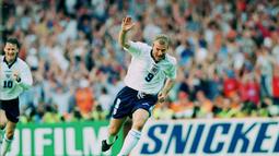 Alan Shearer meraih sepatu emas Piala Eropa 1996 dengan mencetak 5 gol, namun gagal membawa Inggris menjadi juara setelah kalah dari Jerman di semifinal. (www.squawka.com)