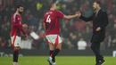 Pelatih interim Manchester United, Ruud van Nistelrooy menyalami pemainnya Matthijs de Ligt setelah laga lanjutan Liga Inggris 2024/2025 di Old Trafford, Manchester, Inggris, Minggu (10/11/2024). (AP Photo/Jon Super)