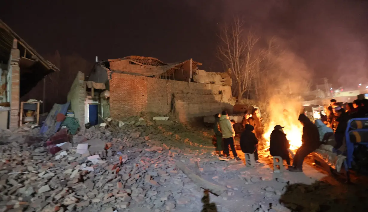 Gempa magnitudo 6,2 terjadi pada malam hari saat banyak orang tertidur di dekat perbatasan provinsi Gansu dan Qinghai, menyebabkan orang-orang bergegas keluar ke jalan. (STR / AFP)