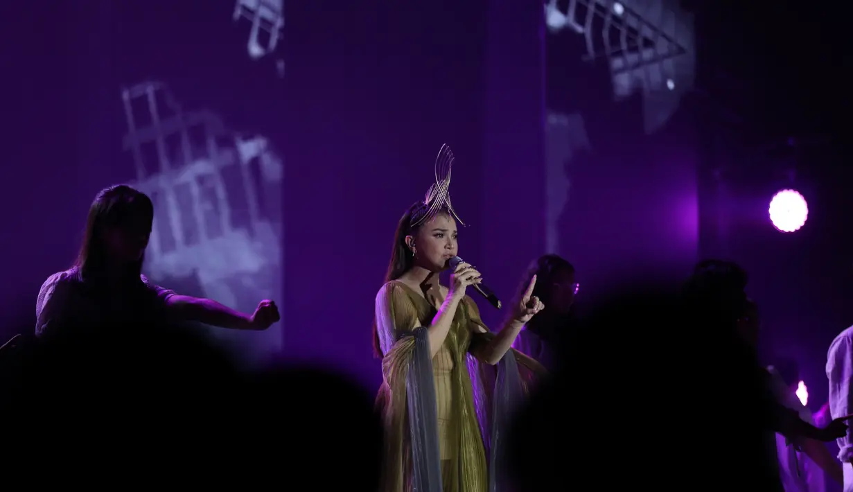 Rossa merasa terharu bisa kembali merasakan atmosfer panggung. Ia membuka aksinya dengan lagu dari Melly Goeslaw yang enerjik dan membangun susana. (Daniel Kampua/Fimela.com)