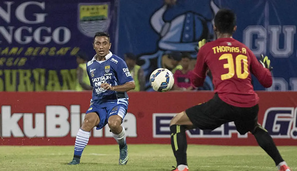 Pemain Persib, Firman Utina, berusaha menaklukkan kiper Surabaya United, Thomas Ryan Bayu, dalam lanjutan Grup C Piala Jenderal Sudirman 2015 di Stadion Gelora Delta Sidoarjo, Sabtu (21/11/2015). (Bola.com/Vitalis Yogi Trisna)