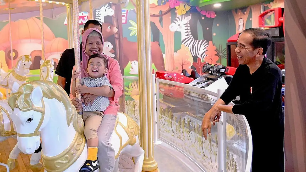 Potret Presiden Jokowi bersama cucu-cucunya (Sumber: Instagram/@bobbynst)