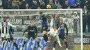 Striker Juventus, Cristiano Ronaldo, melakukan tendangan salto saat melawan Inter Milan pada laga Serie A di Stadion Allianz, Turin, Jumat (7/12). Juventus menang 1-0 atas Inter Milan. (AP/Andrea Di Marco)