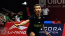 Pebulutangkis tunggal putra Malaysia, Lee Chong Wei berusaha membalas pukulan bola Marc Zwiebler di Total BWF World Championships 2015 di Istora Senayan Jakarta, Rabu (12/8/2015). Lee Chong Wei unggul 21-14, 17-21, 21-8. (Liputan6.com/Helmi Fithriansyah)