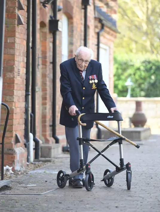 Veteran Perang Dunia II Kapten Tom Moore (99) berpose di rumahnya di Marston Moretaine, London, 16 April 2020. Menjelang ulang tahunnya yang ke-100, Moore mengumpulkan donasi lebih dari 16 juta dolar sebagai sumbangan untuk tenaga kesehatan yang menangani Covid-19. (Joe Giddens/PA via AP)