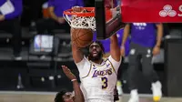 Pemain Los Angeles Lakers Anthony Davis melewati Jimmy Butler dan Jae Crowder dari Miami Heat pada Gim 6 NBA Finals di Lake Buena Vista, Florida, Senin (12/10/2020). (Foto AP / Mark J. Terrill)
