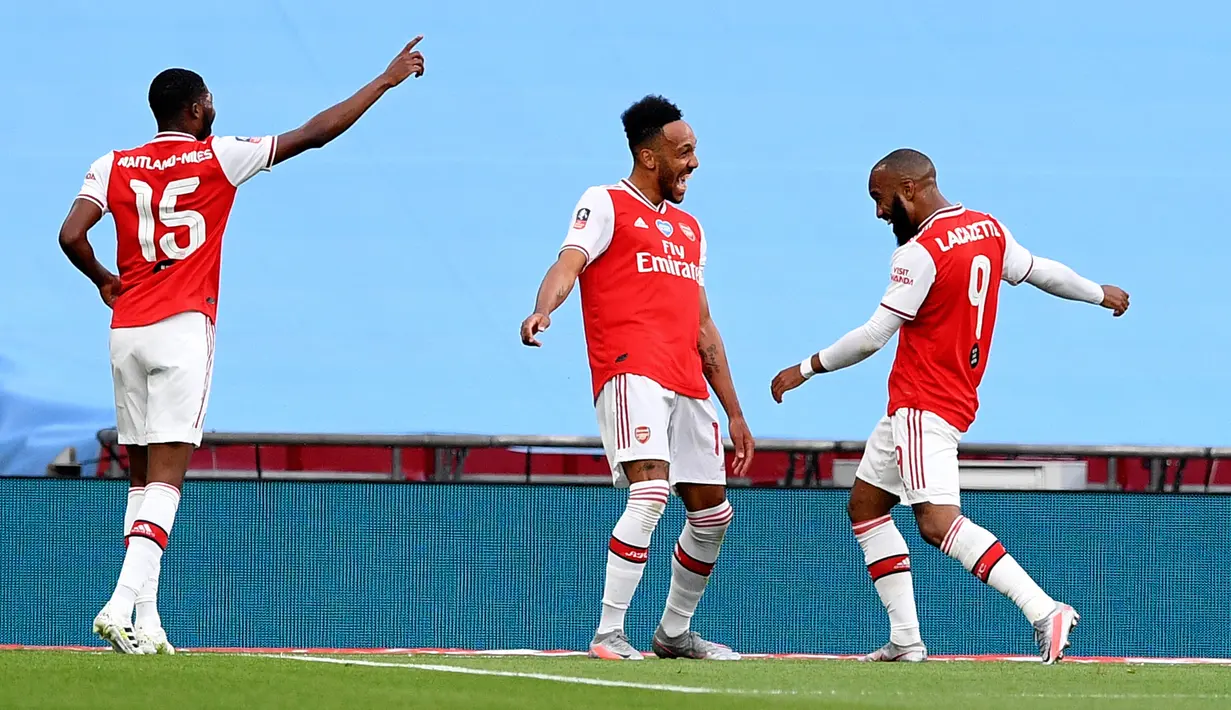 Penyerang Arsenal, Pierre-Emerick Aubameyang berselebrasi dengan rekannya usai mencetak gol pertama ke gawang Manchester City pada pertandingan semifinal Piala FA di Wembley di London, Inggris, Sabtu, (18/7/2020). Arsenal menang 2-0 atas City.  (AP Photo/Justin Tallis, Pool)