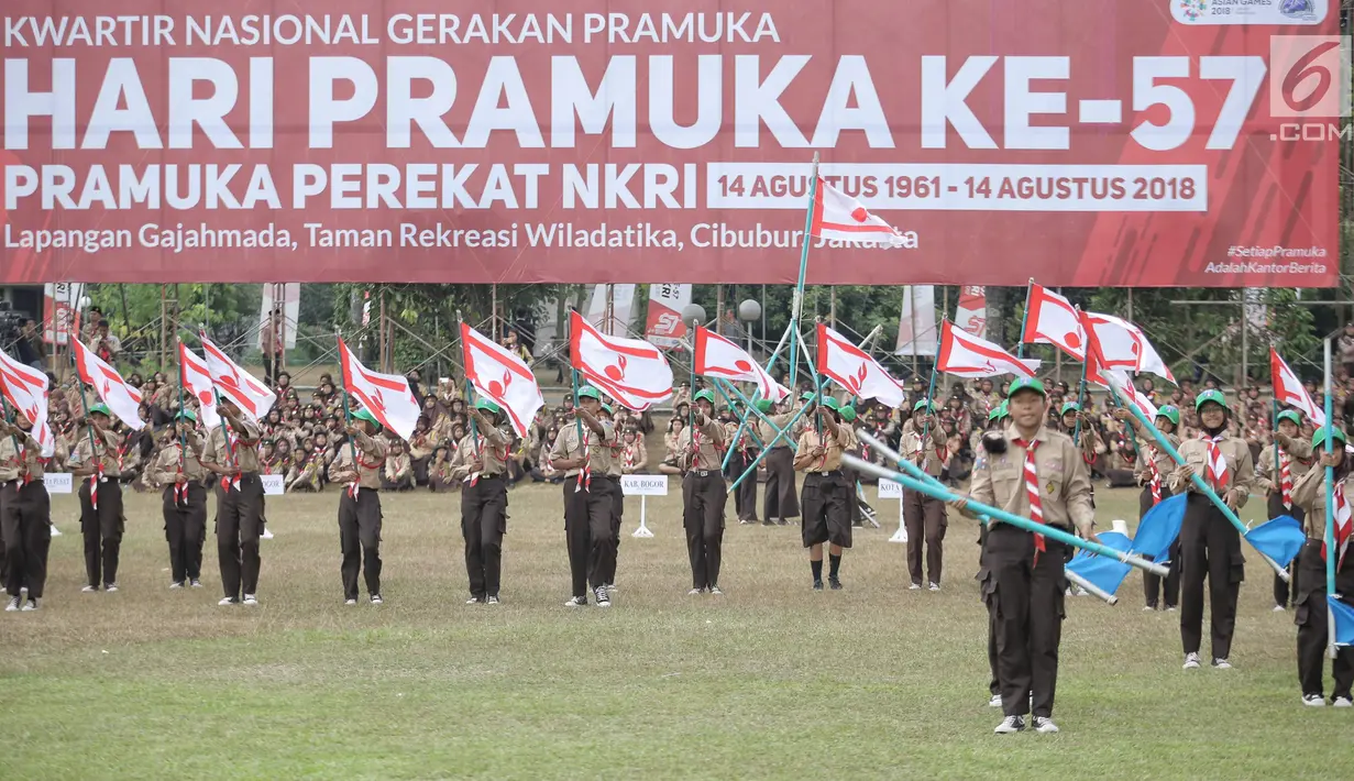 Para peserta pramuka menunjukan keahlianya dalam perayaan HUT ke-57 Pramuka di Lapangan Gajah Mada, Cibubur, Jakarta, Selasa (14/8). Perayaan ke-57 Pramuka kali ini mengangkat tema 'Pramuka Perekat NKRI'. (Liputan6.com/Faizal Fanani)