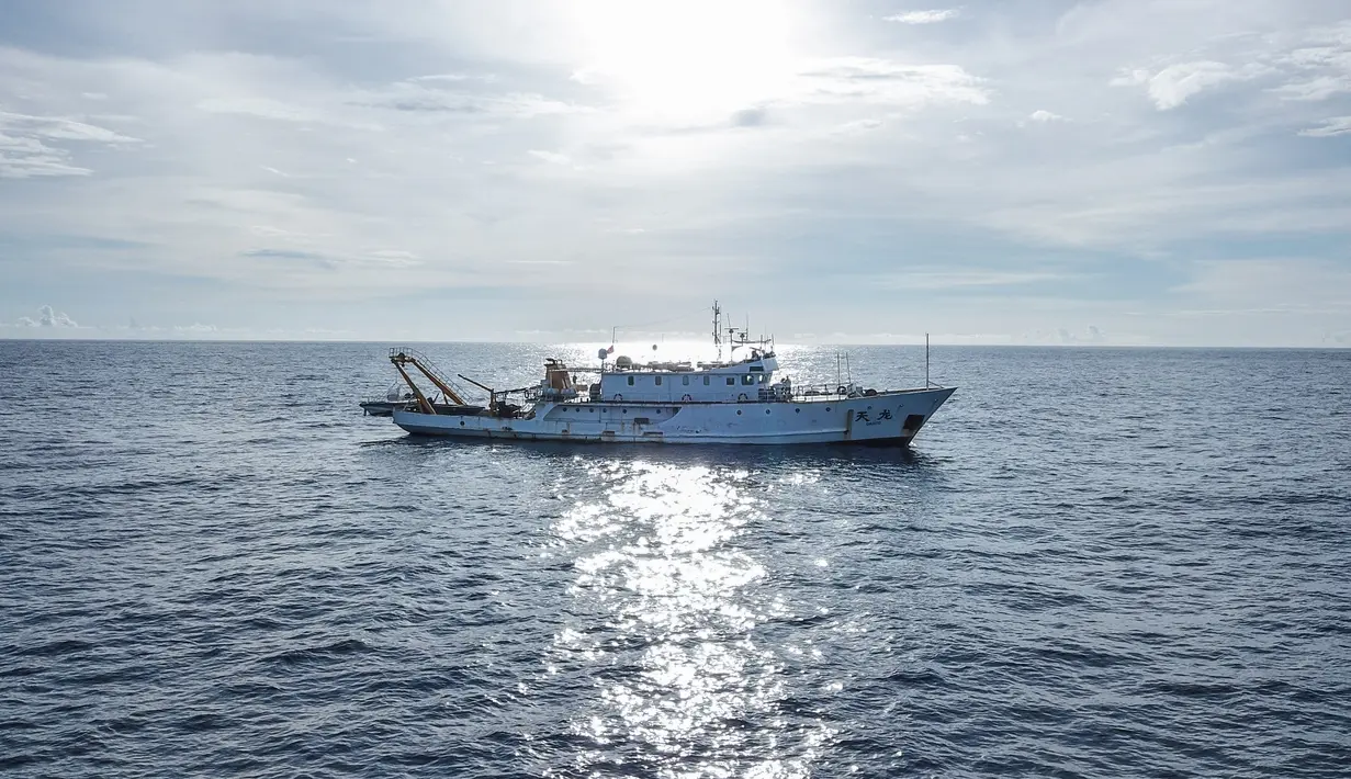 Foto dari udara yang diabadikan pada 13 Juli 2020 ini menunjukkan sebuah kapal ekspedisi di Laut China Selatan. Akademi Ilmu Pengetahuan China pada 28 Juli 2020 mengatakan tim peneliti China menemukan 11 spesies paus di Laut China Selatan selama ekspedisi ilmiah laut dalam. (Xinhua/Zhang Liyun)