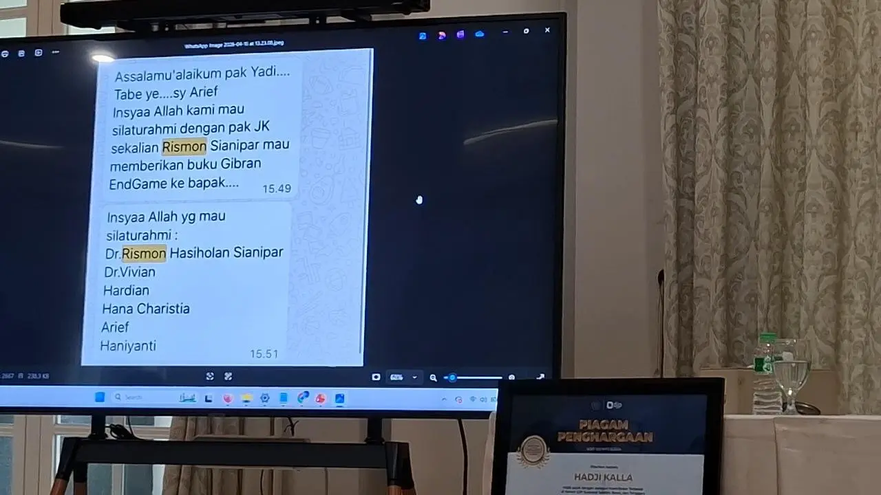 Jusuf Kalla tampilkan chat Whatsapp keinginan pelapor kasus ijazah palsu Jokowi  Rismon Sianipar bertemu dengannya. (Merdeka.com/Nur Habibie)