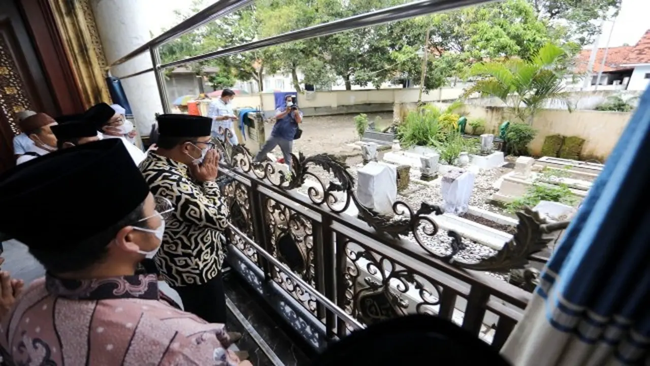 Istilah 'Ngetan' dan 'Masantren' Dalam Ziarah Ridwan Kamil ke Makam Mbah Kholil Bangkalan Madura