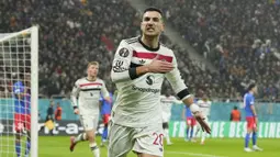 Pemain Manchester United, Diogo Dalot merayakan golnya ke gawang FCBS dalam laga lanjutan Liga Europa 2024/2025 di National Arena Stadium, Bucharest, Romania, Jumat (31/01/2025). (AP Photo/Andreea Alexandru)