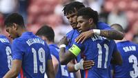 Striker Inggris, Marcus Rashford (kanan) bersama Tyron Mings merayakan gol yang dicetaknya ke gawang Rumania dalam laga uji coba menjelang berlangsungnya Euro 2020 di Riverside Stadium, Middlesbrough, Minggu (6/6/2021). Inggris menang 1-0 atas Rumania. (AP/Paul Ellis/Pool)