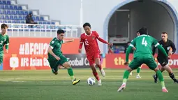 Gelandang Timnas Indonesia U-20, Achmad Maulana Syarif membawa bola dari kawalan para pemain Irak selama pertandingan Piala Asia U-20 di Stadion Lokomotiv, Rabu (1/3/2023). Timnas Indonesia kalah 0-1 dari Irak. (Foto:Dok PSSI)
