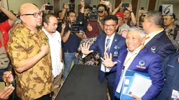 Ketua Bapilu NasDem, Effendy Choirie dan Sekjen Partai Nasdem Johnny G Plate mendaftarkan bakal calon anggota legislatif ke KPU RI, Senin (16/7). NasDem menjadi partai pertama yang mendaftarkan bacalegnya untuk Pemilu 2019. (Liputan6.com/Angga Yuniar)
