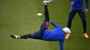 Aksi pemain PSG, Angel Di Maria melakukan pemanasan saat sesi latihan jelang leg kedua Liga Champions melawan Real Madrid di Ooredoo training center, Saint-Germain-en-Laye,Paris, (5/3/2018). Leg pertama PSG kalah 1-3. (AFP/Franck Fife)