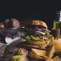 Ilustrasi burger./Copyright unsplash.com/pablo merchan montes