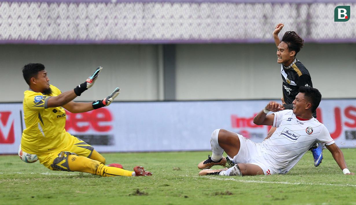 Kiper Dewa United FC, M Natshir Fadhil Mahbuby (kiri) berusaha menghalau bola tendangan pemain Arema FC, Dedik Setiawan pada laga pekan pertama BRI Liga 1 2023/2024 antara Dewa United melawan Arema FC di Stadion Indomilk, Tangerang, Minggu (2/7/2023). (Bola.com/Bagaskara Lazuardi)
