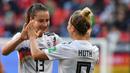 Sara Dabritz (kiri). Gelandang Timnas Jerman ini kini memperkuat Paris Saint-Germain di Liga Sepakbola Wanita Prancis. (AFP/Philippe Huguen)