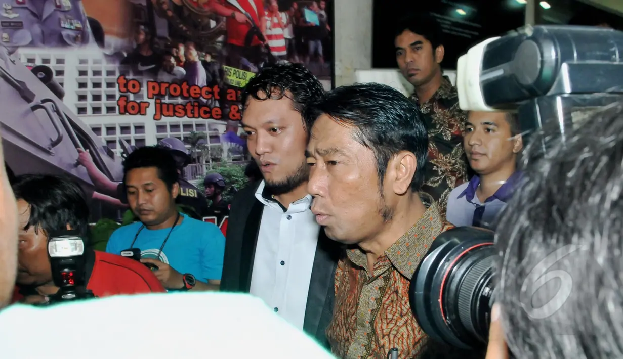 Haji Lulung ditemani kuasa hukumnya usai menjalani pemeriksaan di Bareskrim Mabes Polri, Jakarta, Kamis (30/04/2015). Haji Lulung diperiksa sebagai saksi kasus dugaan tindak pidana korupsi pengadaan UPS. (Liputan6.com/Andrian M Tunay)