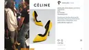 Bukan hanya baju, untuk mendukung penampilannya, heels juga menjadi koleksinya. Dan salah satu koleksinya yang berwarna kuning ini yang memiliki harga Rp. 4.000.000. (Instagram/fashion_jedar)